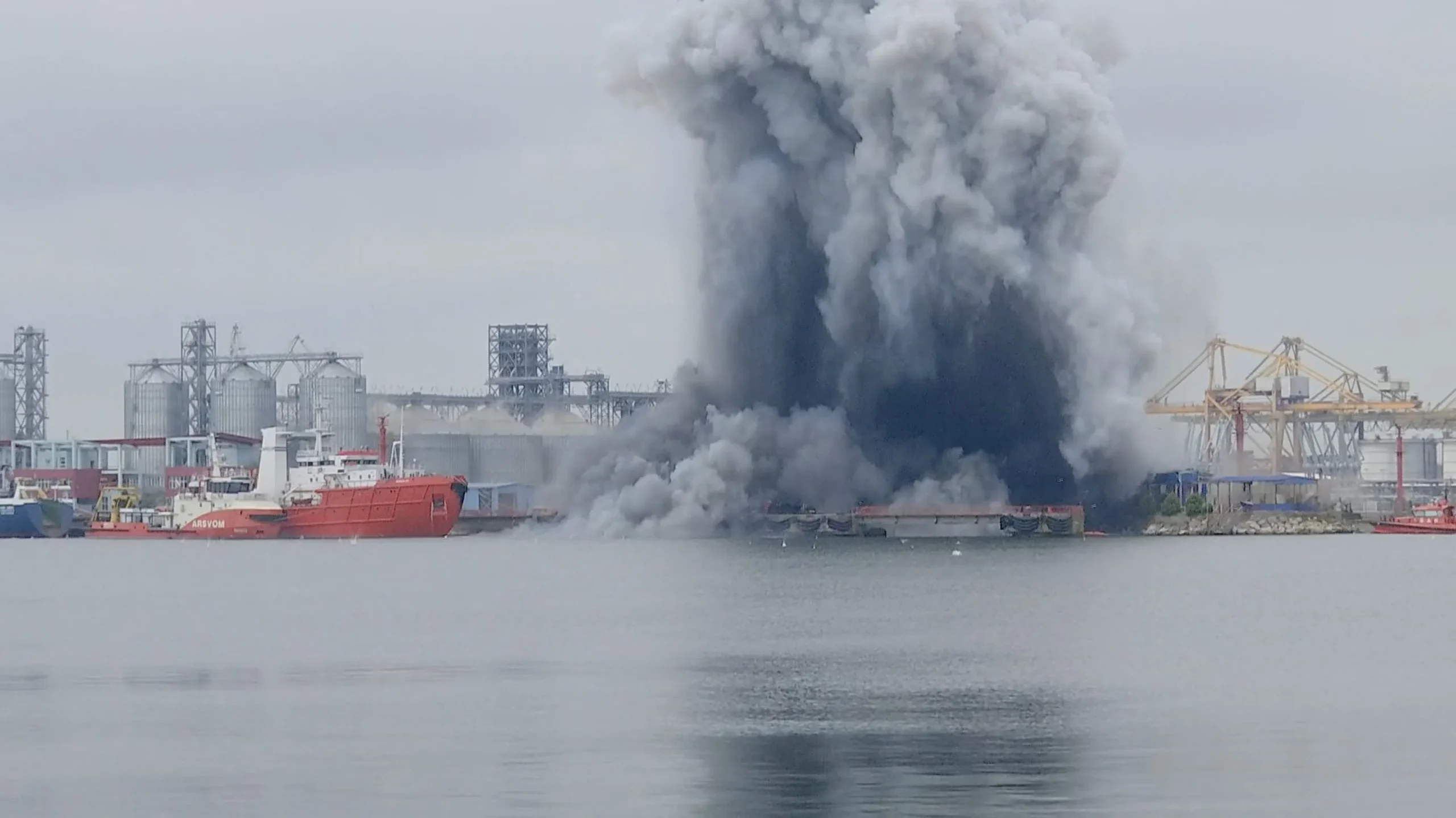 Πυρκαγιά σε δεξαμενόπλοιο LNG μετά από επίθεση drone στη Νταμιέτα
