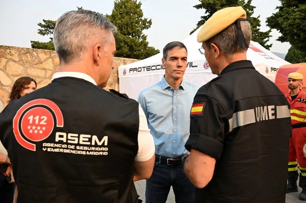 Πυρκαγιά με φλόγες και καπνό σε δασική έκταση στην Ισπανία