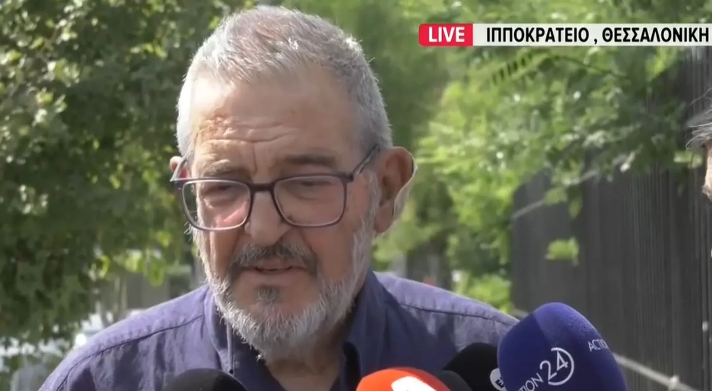 Ο Παναγιώτης Νέστορας δίνει δηλώσεις έξω από το νοσοκομείο