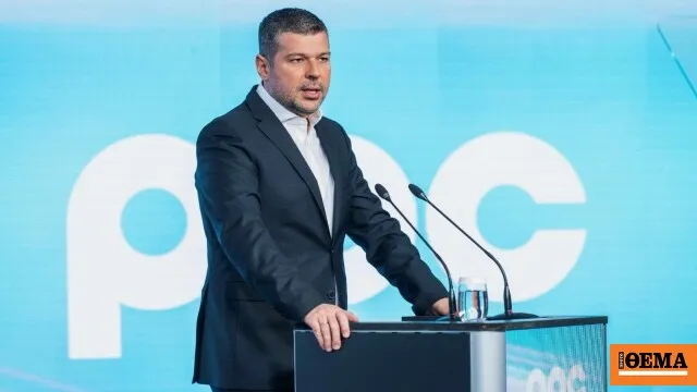 Λογότυπο ΔΕΗ και γράφημα πιστοληπτικής αξιολόγησης Fitch