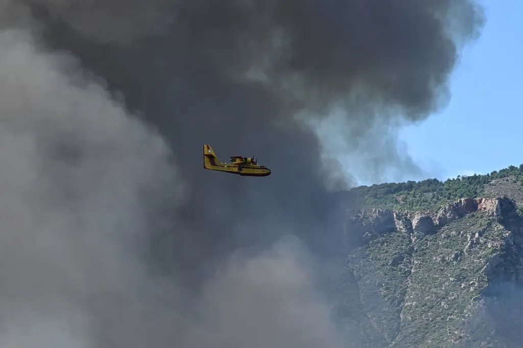 Πυροσβεστική επιχείρηση κατάσβεσης δασικής πυρκαγιάς στην Ελλάδα