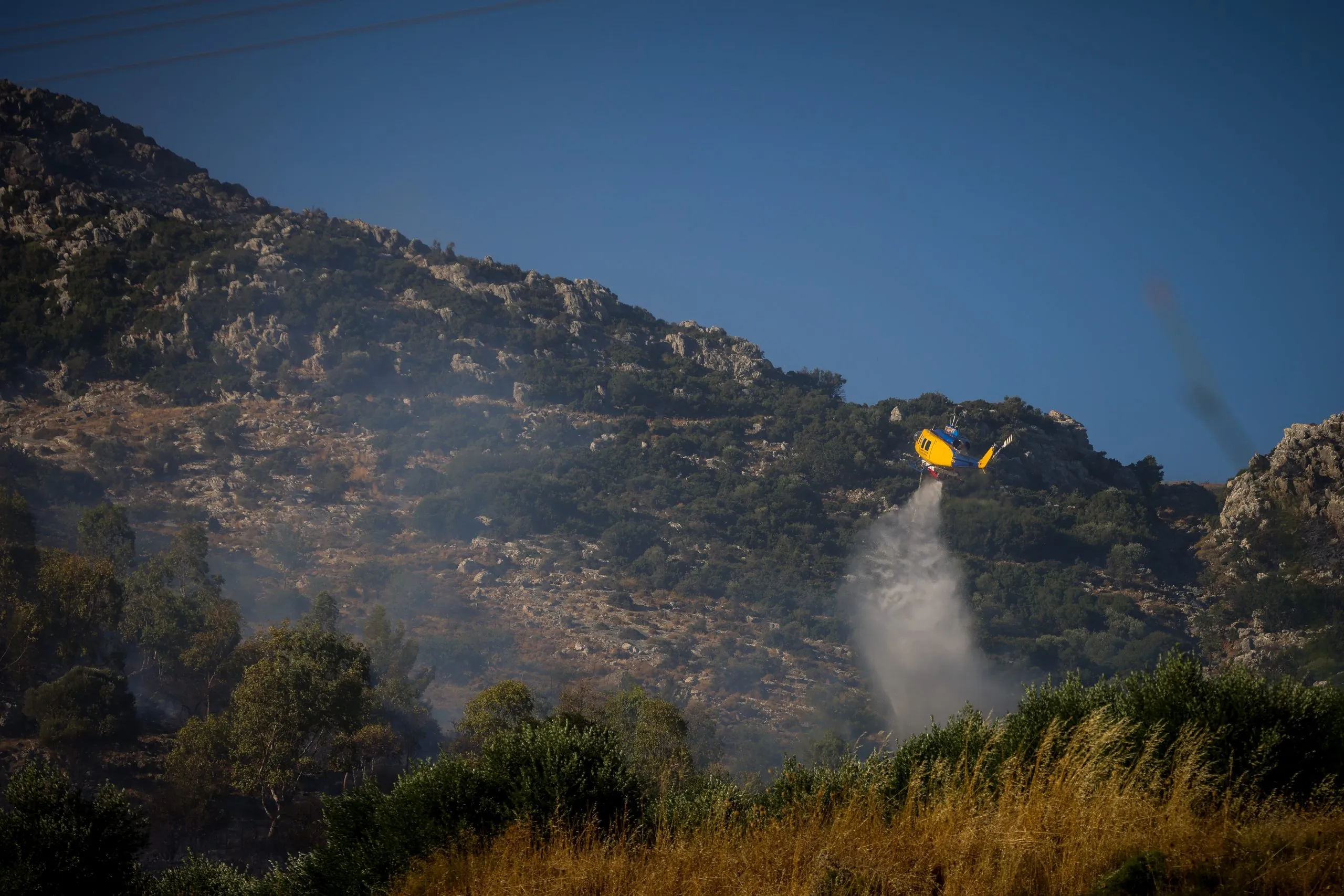 Πυροσβεστικά αεροσκάφη επιχειρούν σε φωτιά στο Αγρίνιο
