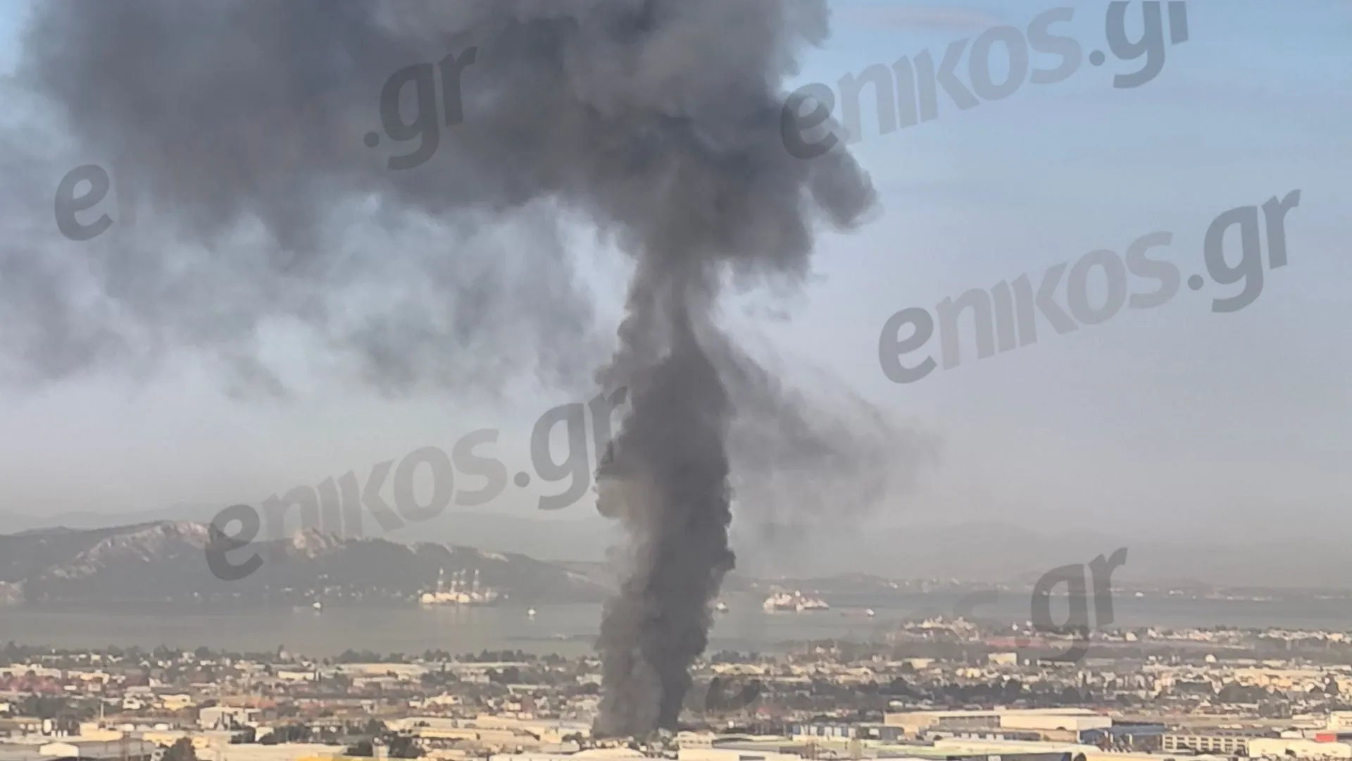 Πυροσβέστες επιχειρούν σε φωτιά στον Ασπρόπυργο