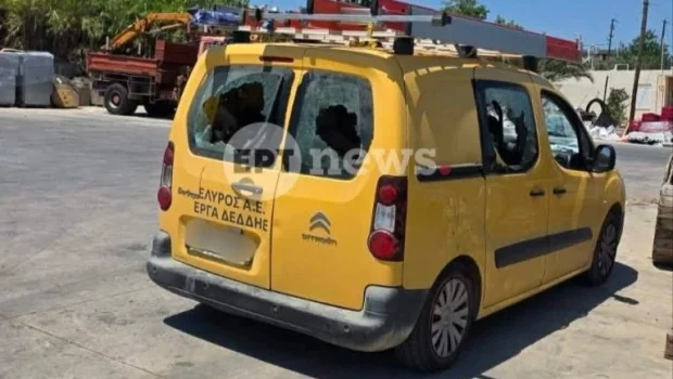 Υπηρεσιακό όχημα ΔΕΔΔΗΕ με σπασμένα τζάμια στα Ζωνιανά