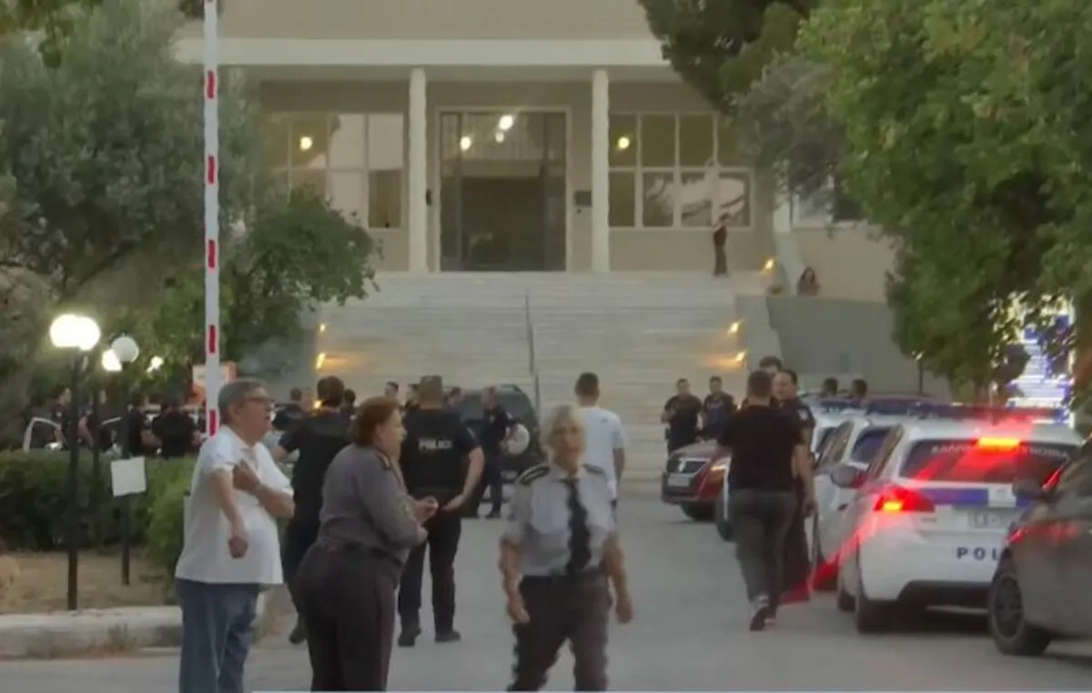 Πυροσβεστικά οχήματα έξω από το Σισμανόγλειο Νοσοκομείο στο Μαρούσι