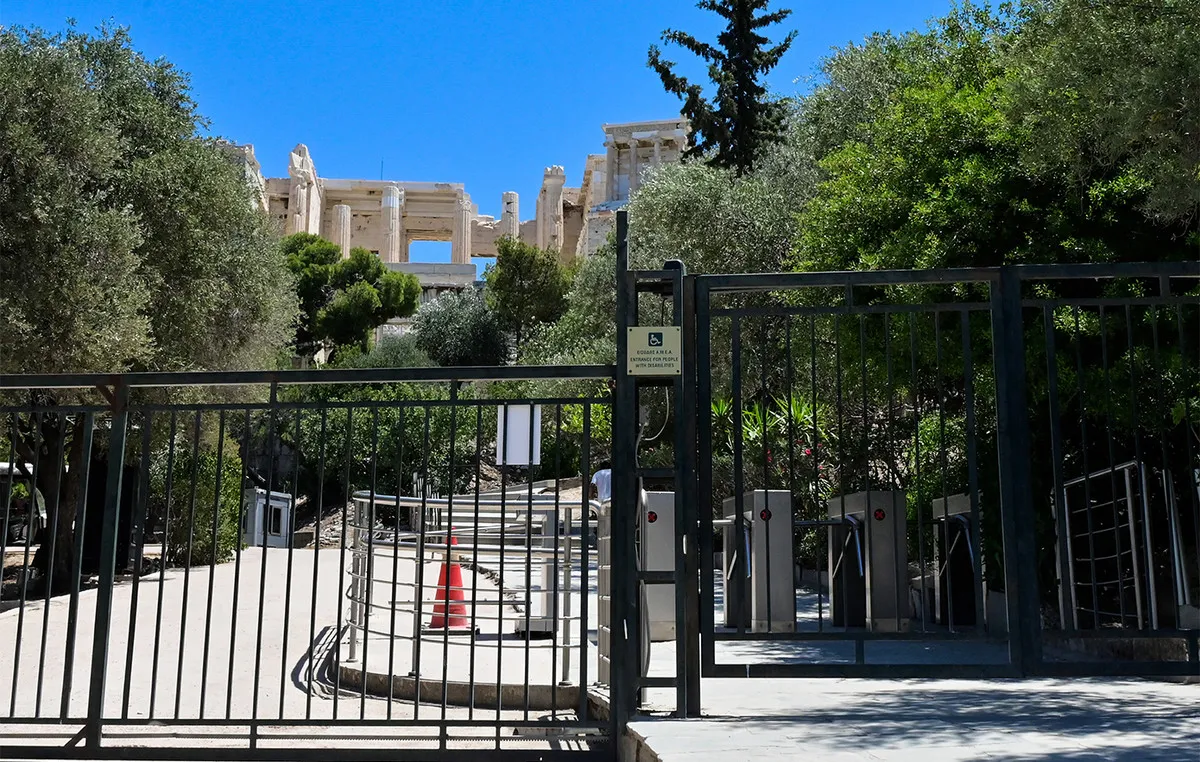 Αστυνομικοί στη νότια είσοδο της Ακρόπολης μετά την επίθεση