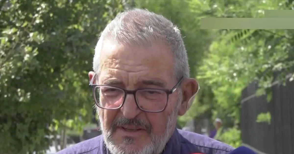 Ο Παναγιώτης Νέστορας δίνει δηλώσεις έξω από το νοσοκομείο