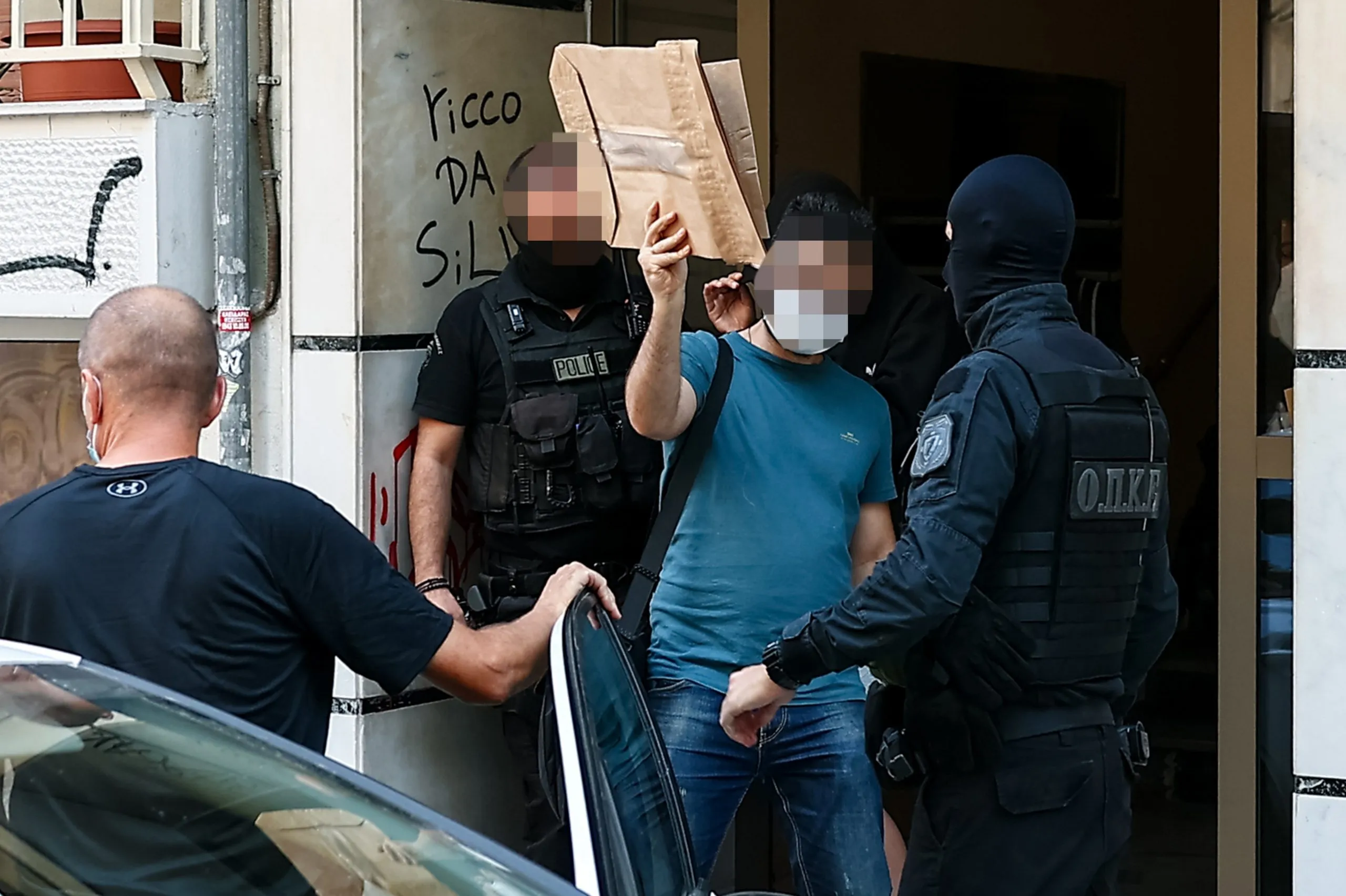 Αστυνομικοί στο δικαστήριο Ναυπλίου για τον 20χρονο