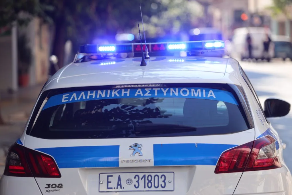 Κάμερα ασφαλείας καταγράφει ληστεία σε κοσμηματοπωλείο