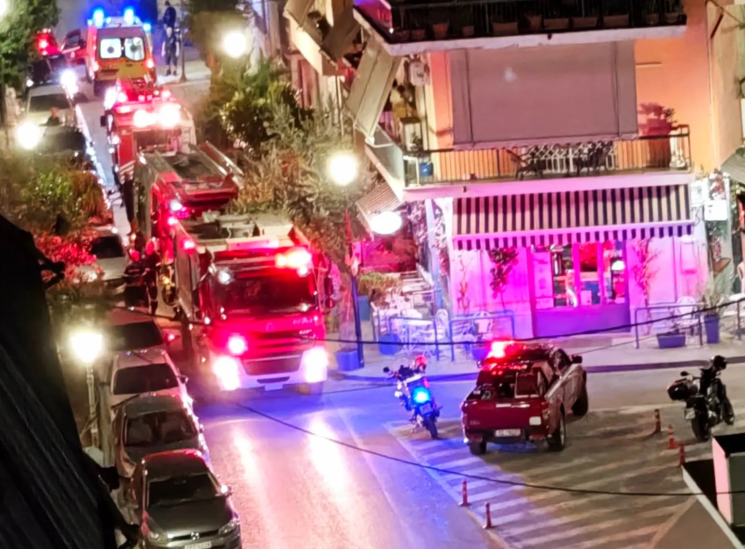 Πυροσβέστες επιχειρούν σε πυρκαγιά σε σπίτι στον Βόλο