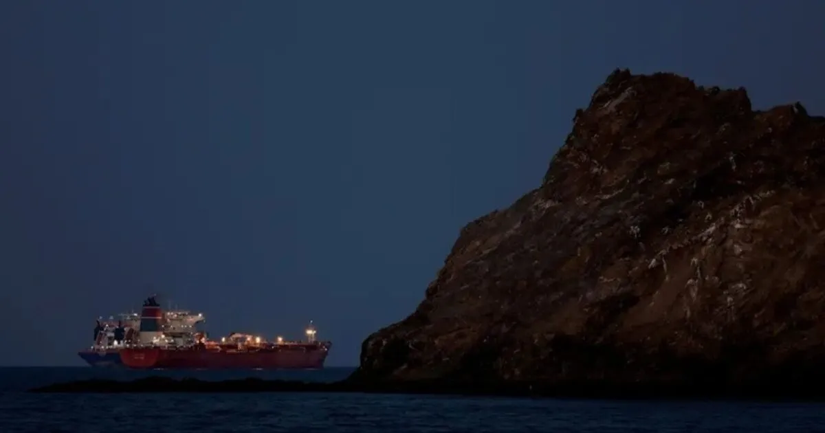 Δεξαμενόπλοιο διέρχεται τα Στενά του Ορμούζ
