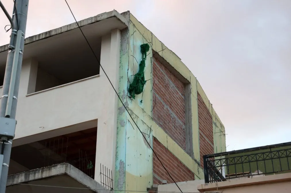 Κατεστραμμένος τοίχος οικοδομής μετά την κατάρρευση στο Μαρούσι