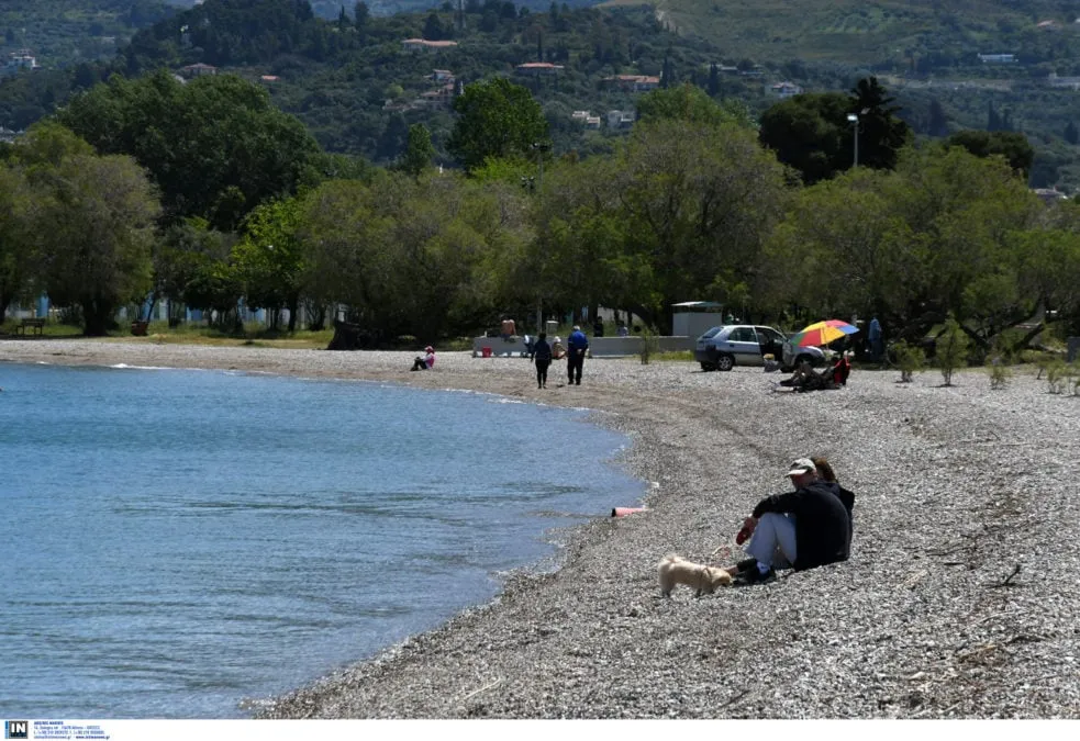 Παραλία στην Πάτρα με λουόμενους στη θάλασσα