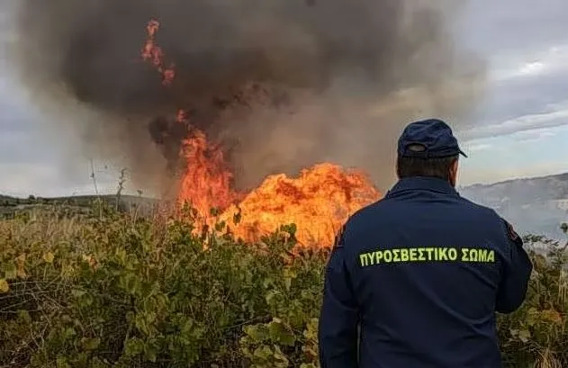 Φωτιές μαίνονται σε Κρήτη και Λέσβο, ήχησε το 112