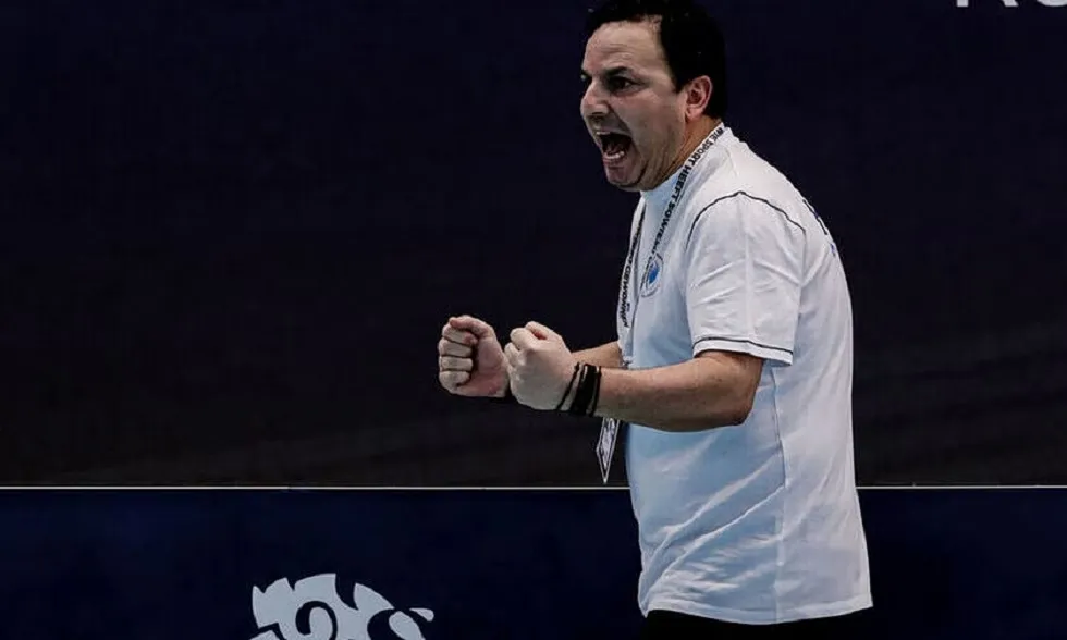 Ο Θοδωρής Βλάχος πανηγυρίζει το χρυσό μετάλλιο πόλο