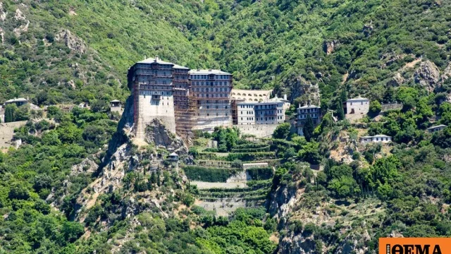 Δασική έκταση και μοναστήρι στο Άγιον Όρος