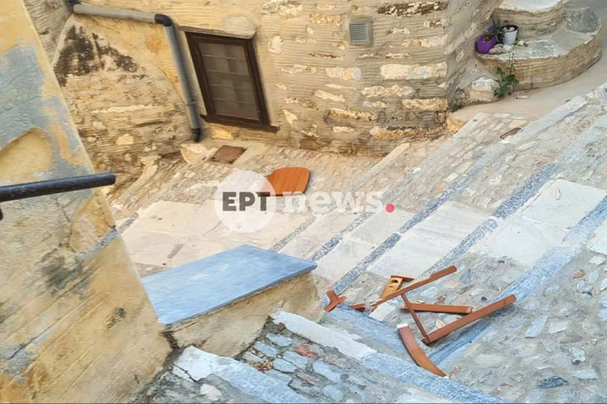 Ασθενοφόρο ΕΚΑΒ σε δρόμο της Σύρου τη νύχτα