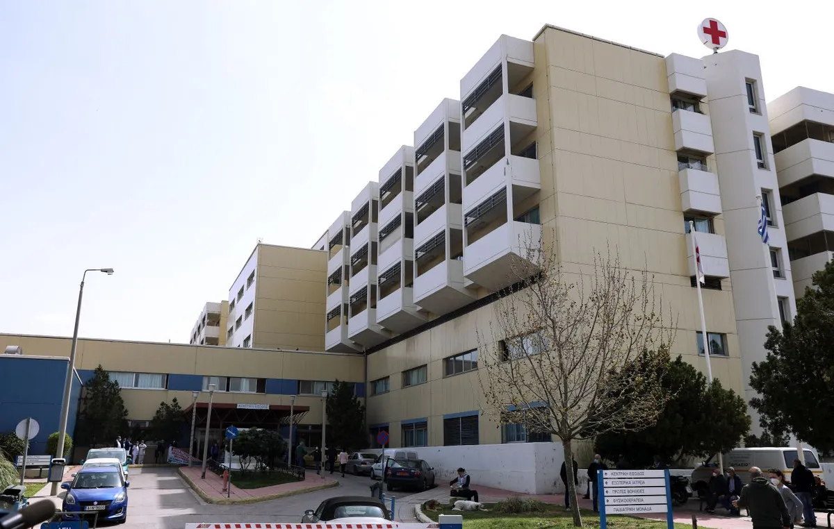 Αστυνομικοί έξω από το Θριάσιο Νοσοκομείο Ελευσίνας