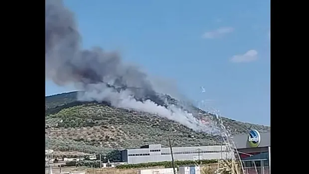 Πυροσβεστικό ελικόπτερο ρίχνει νερό σε δασική πυρκαγιά