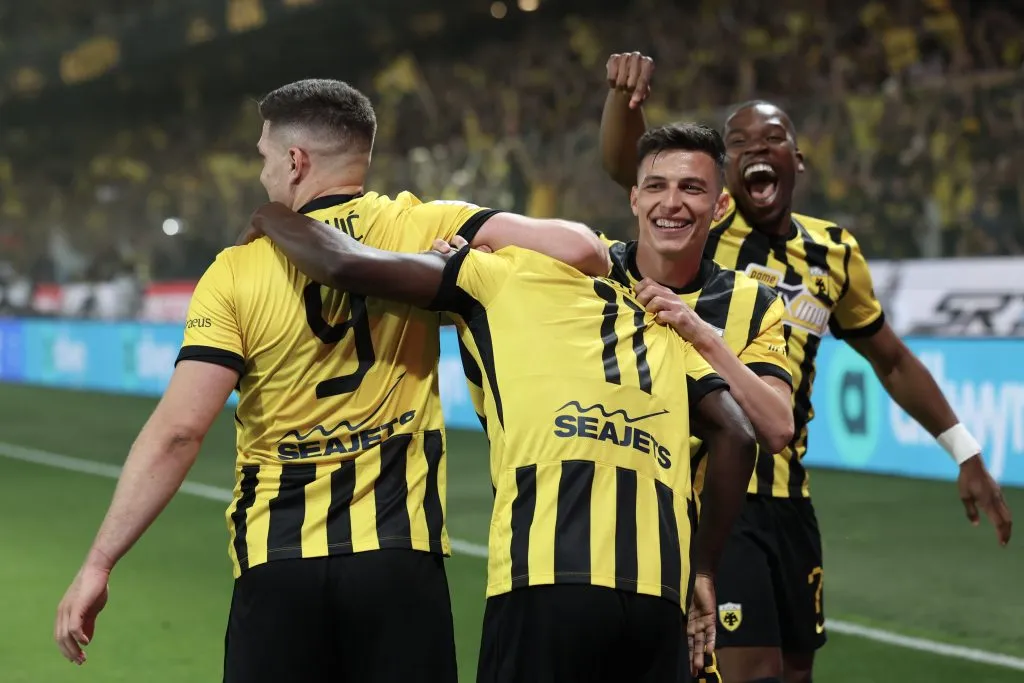 Παίκτες πανηγυρίζουν πρόκριση στο Champions League