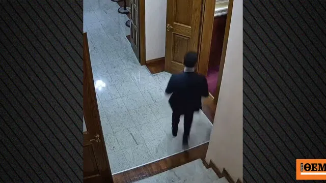 Βουλευτής κρατά απόρρητο έγγραφο στη Βουλή της Αλβανίας