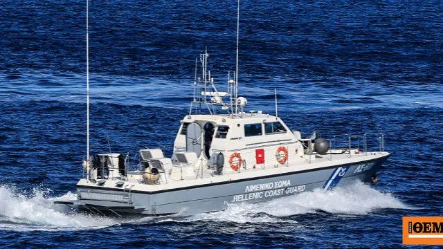 Ταχύπλοο σκάφος τυλιγμένο στις φλόγες στη θάλασσα