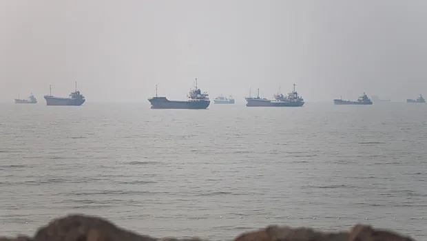 Εκρήξεις και καπνός στα Στενά του Ορμούζ