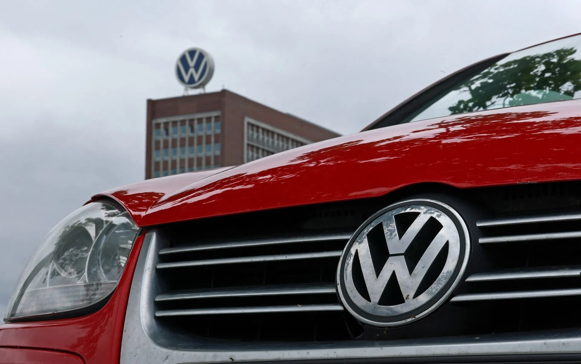 Εργαζόμενοι της Volkswagen διαδηλώνουν στο Βόλφσμπουργκ
