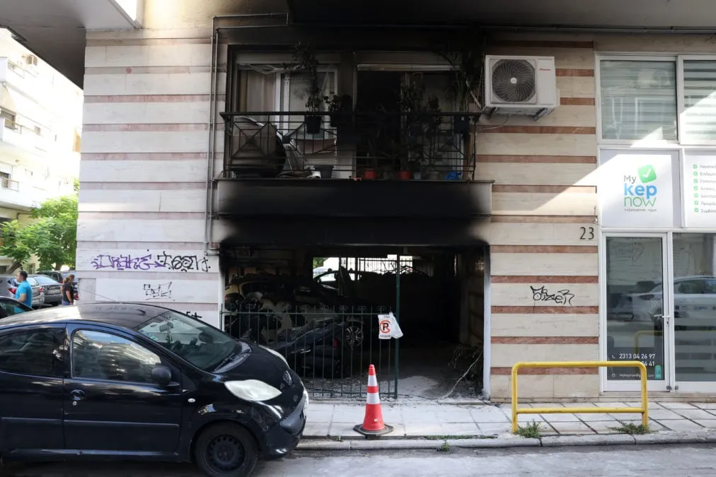Καμένο αυτοκίνητο μετά από επίθεση με γκαζάκια στη Θεσσαλονίκη