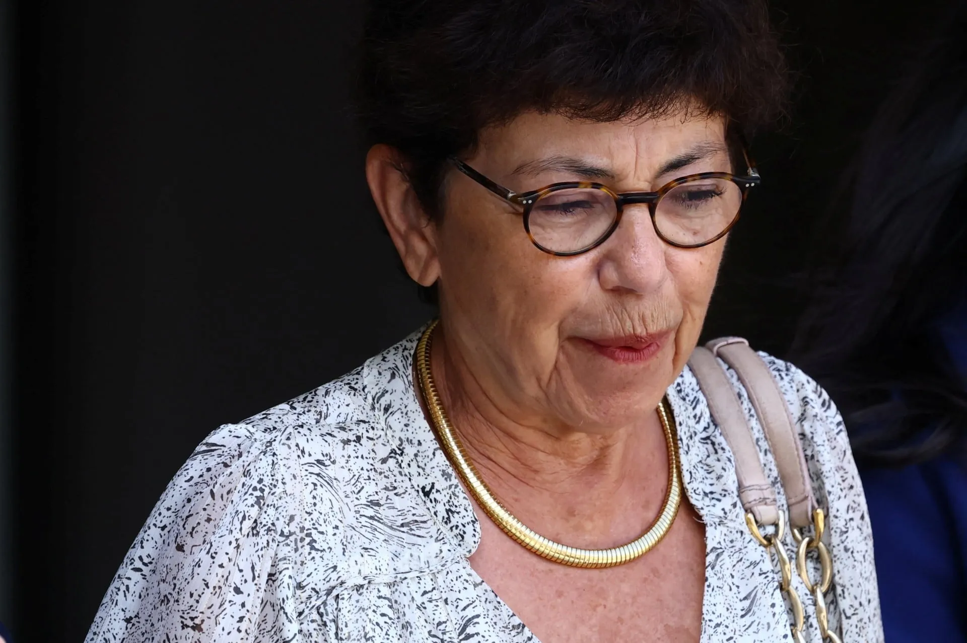 Η υπουργός Μονίκ Μπαρμπούτ ανακοινώνει την παραίτησή της