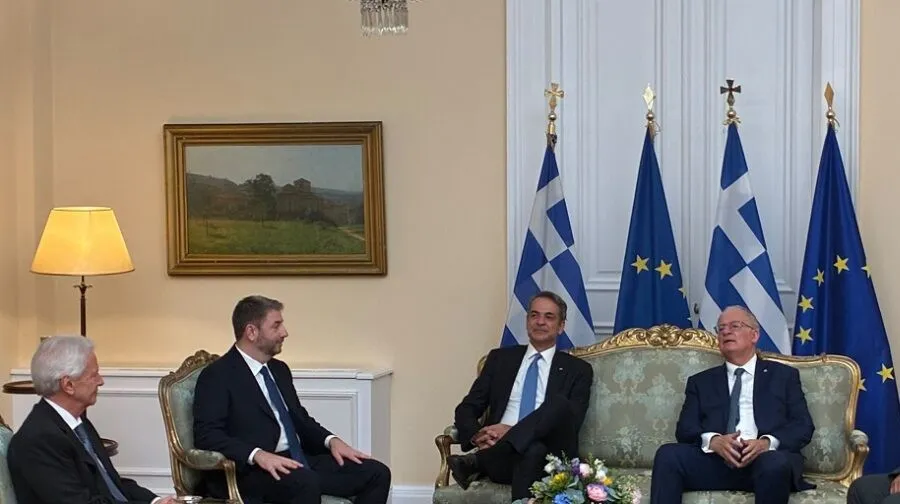 Ο Τασούλας: «Γαλάζια η πατρίδα» στη δεξίωση του Μεγάρου