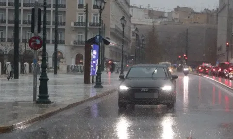 Χάος στην Αθήνα: Πλημμύρες, δέντρα και κεραυνοί
