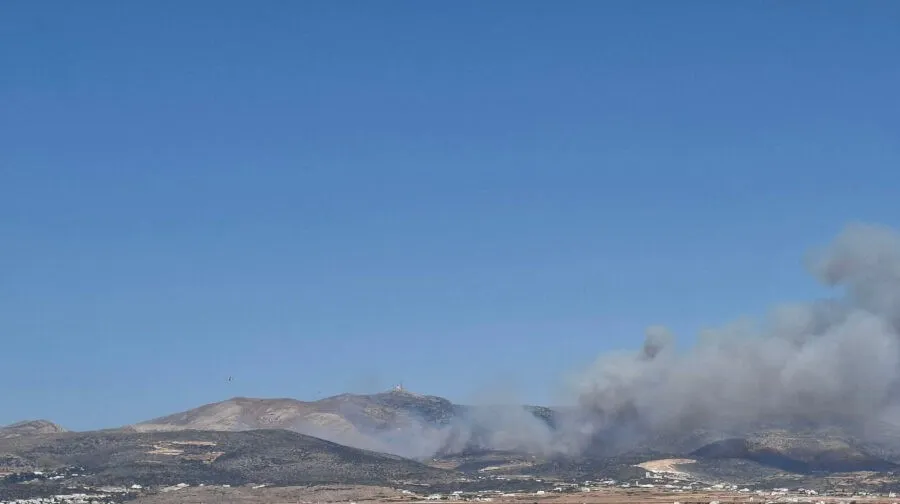 Φωτιά στην Πάρο: Εκκενώσεις στο Καμπί, μάχη με τις φλόγες