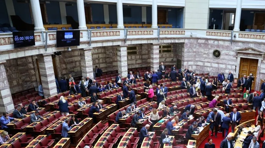 Βουλή: Πέρασε το άρθρο 86 για ευθύνη υπουργών