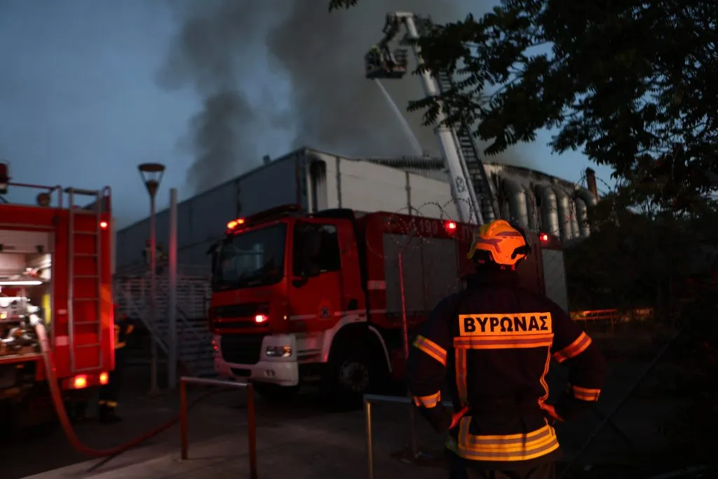 Πυκνοί καπνοί από τη φωτιά στο θέατρο Μπάντμιντον στο Γουδή