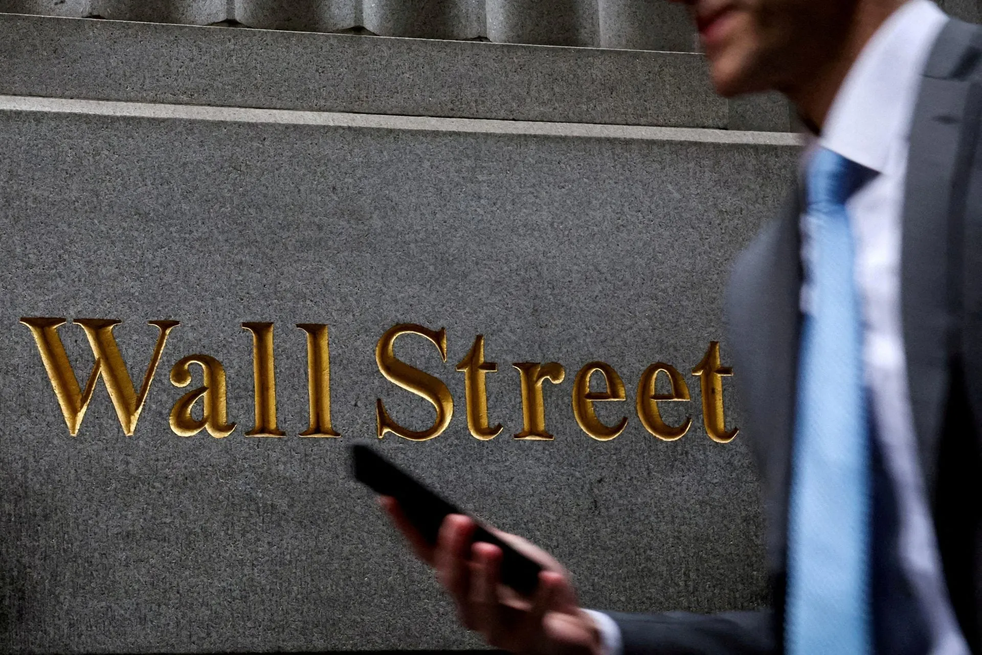 Οθόνη χρηματιστηρίου με στοιχεία του Dow Jones