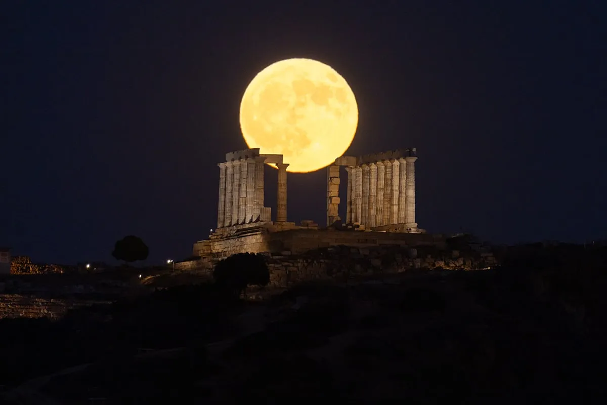 Πανσέληνος Ιουλίου πάνω από τον Ναό του Ποσειδώνα στο Σούνιο