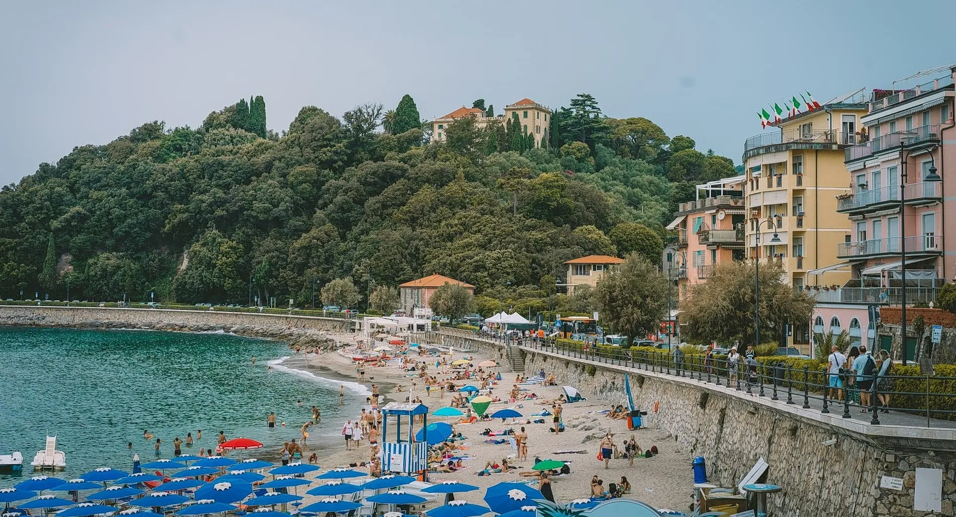 Τεράστιο σκοτεινό σύννεφο πλησιάζει παραλία στη Γαλλία