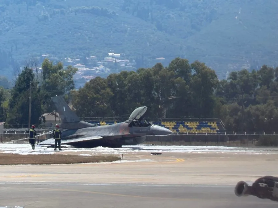 Μαχητικό F-16 μετά την αναγκαστική προσγείωση στη Ζάκυνθο