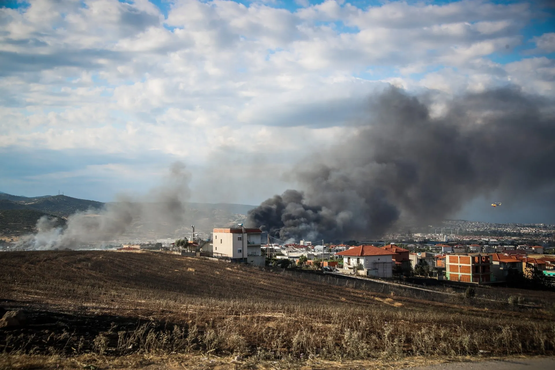 Πυρκαγιά και ζημιές σε σπίτια στο Ωραιόκαστρο