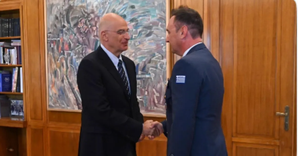Ο Δένδιας συναντά τον πιλότο του F-16 στο υπουργείο