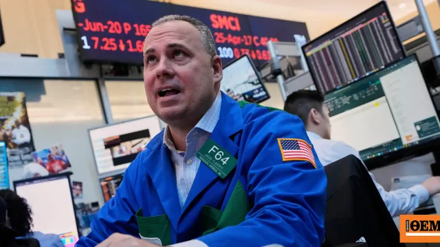 Οθόνη χρηματιστηρίου με πτώση Dow Jones και πετρέλαιο