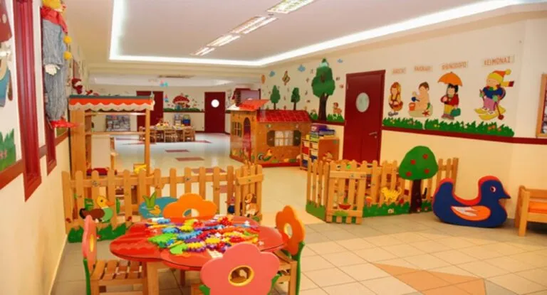 Παιδιά σε βρεφονηπιακό σταθμό με εκπαιδευτικό υλικό