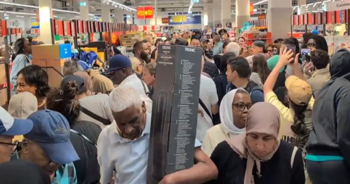 Πλήθος κόσμου έξω από κατάστημα Lidl στη Γαλλία για κλιματιστικά