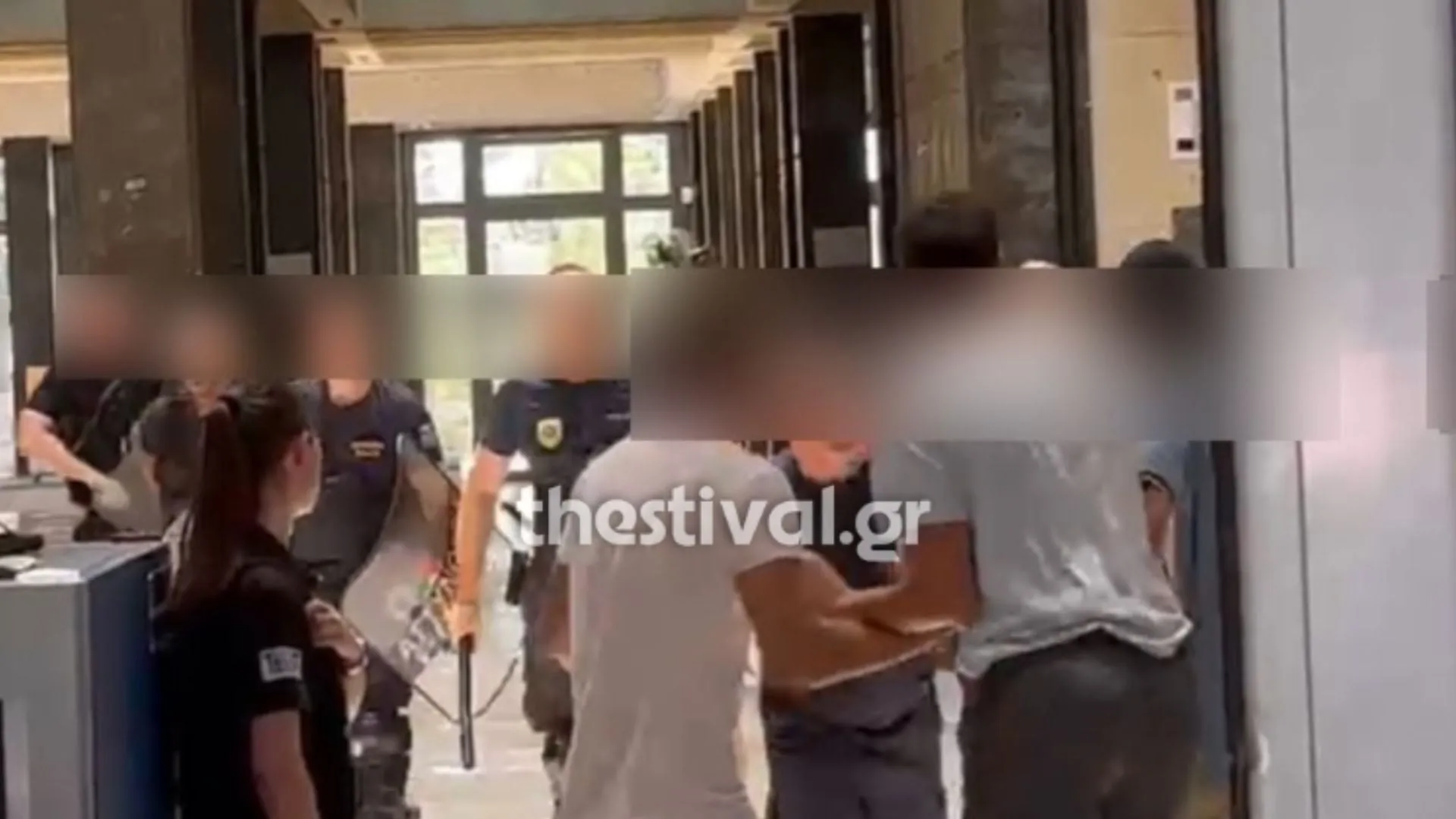 Αστυνομικοί έξω από το Δικαστικό Μέγαρο Θεσσαλονίκης