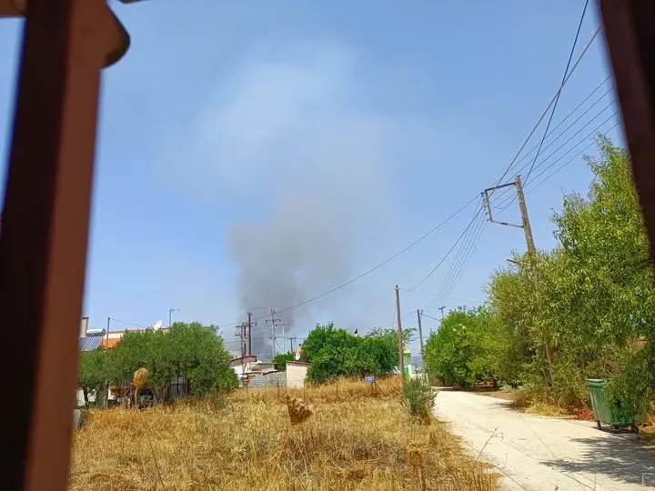 Πυκνός καπνός από πυρκαγιά σε εργοστάσιο στην Κορινθία