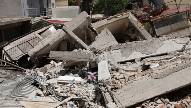 Μπάζα από κατάρρευση πολυκατοικίας στα Πετράλωνα