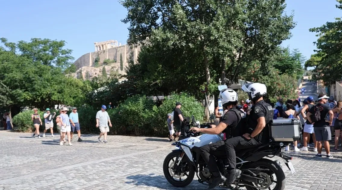 Ο 60χρονος της επίθεσης στην Ακρόπολη οδηγείται στον ανακριτή