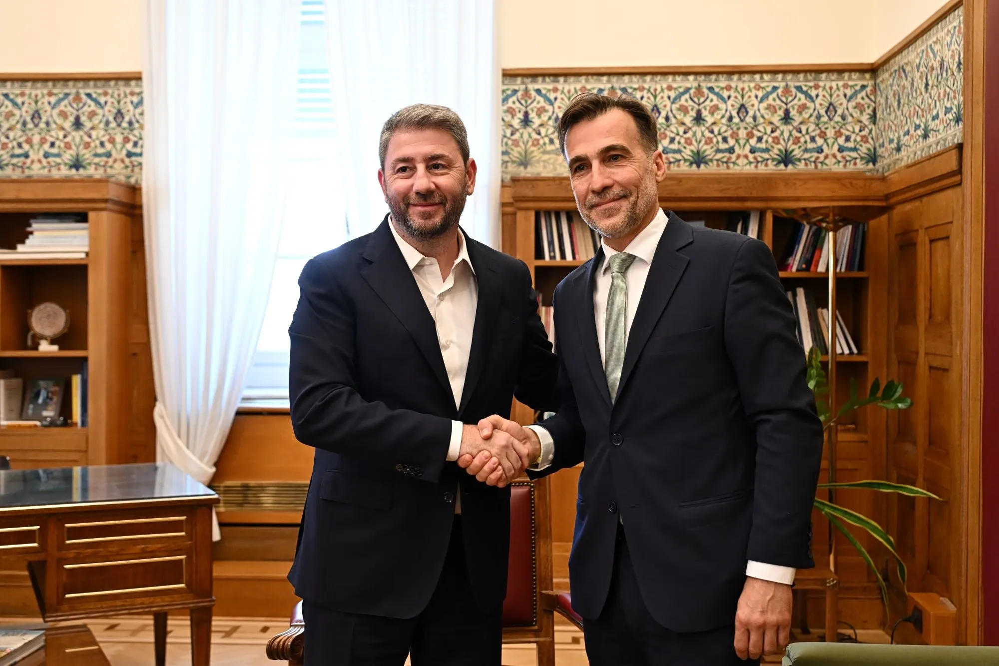 Ο Ανδρουλάκης καλωσορίζει τον Χουρδάκη στο ΠΑΣΟΚ