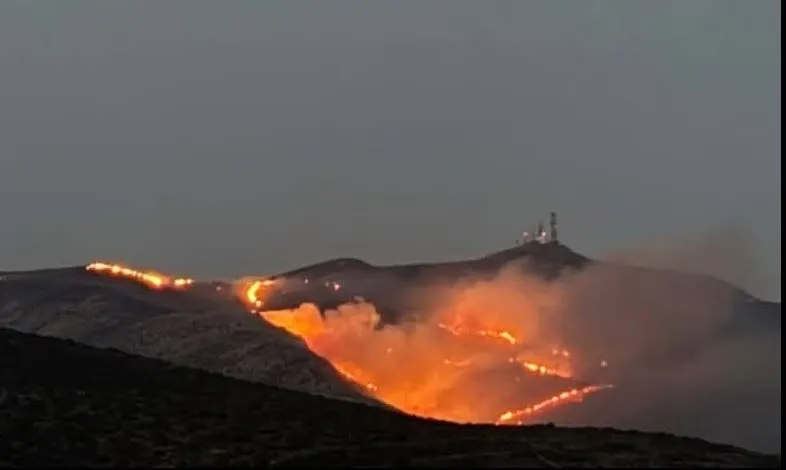 Πυροσβέστες μάχονται με τις φλόγες στην Πάρο